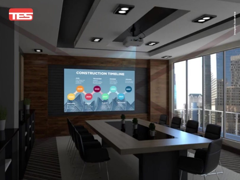 como escolher o projetor ideal: um guia completo 4 a imagem mostra uma sala de reunião com uma grande tela de projeção exibindo uma linha do tempo e um projetor multimídia tes em uma sala de reuniões.a linha do tempo é dividida em vários segmentos coloridos que representam diferentes etapas do projeto, como 2019, 2020, 2021 e 2022. a sala tem um grande painel de parede de madeira e janelas panorâmicas com vista para um cenário urbano ao fundo.