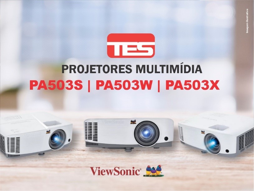 como escolher o projetor ideal: um guia completo 2 a imagem mostra três projetores multimídia da marca viewsonic, modelos pa503s, pa503w e pa503x. eles estão dispostos em uma superfície de madeira, com o logotipo da empresa bem visível no topo. ao fundo, há um céu com algumas nuvens, indicando que a imagem é um anúncio ou material promocional desses equipamentos.
