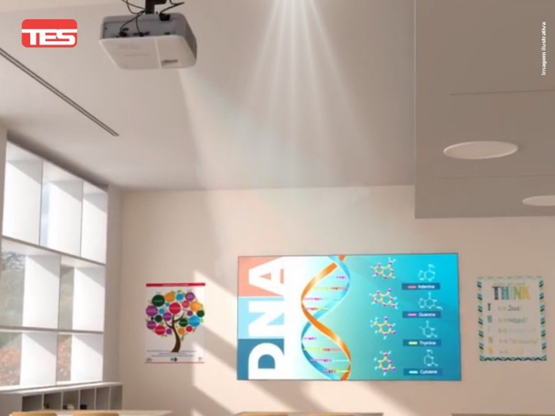 como escolher o projetor ideal: um guia completo 3 a imagem mostra uma sala de aula com uma grande tela de projeção exibindo informações sobre dna. na parede, há um cartaz com ilustrações coloridas representando uma árvore da vida, provavelmente usado como material didático. também há um quadro de avisos com anotações e símbolos, possivelmente para chamar a atenção dos alunos.